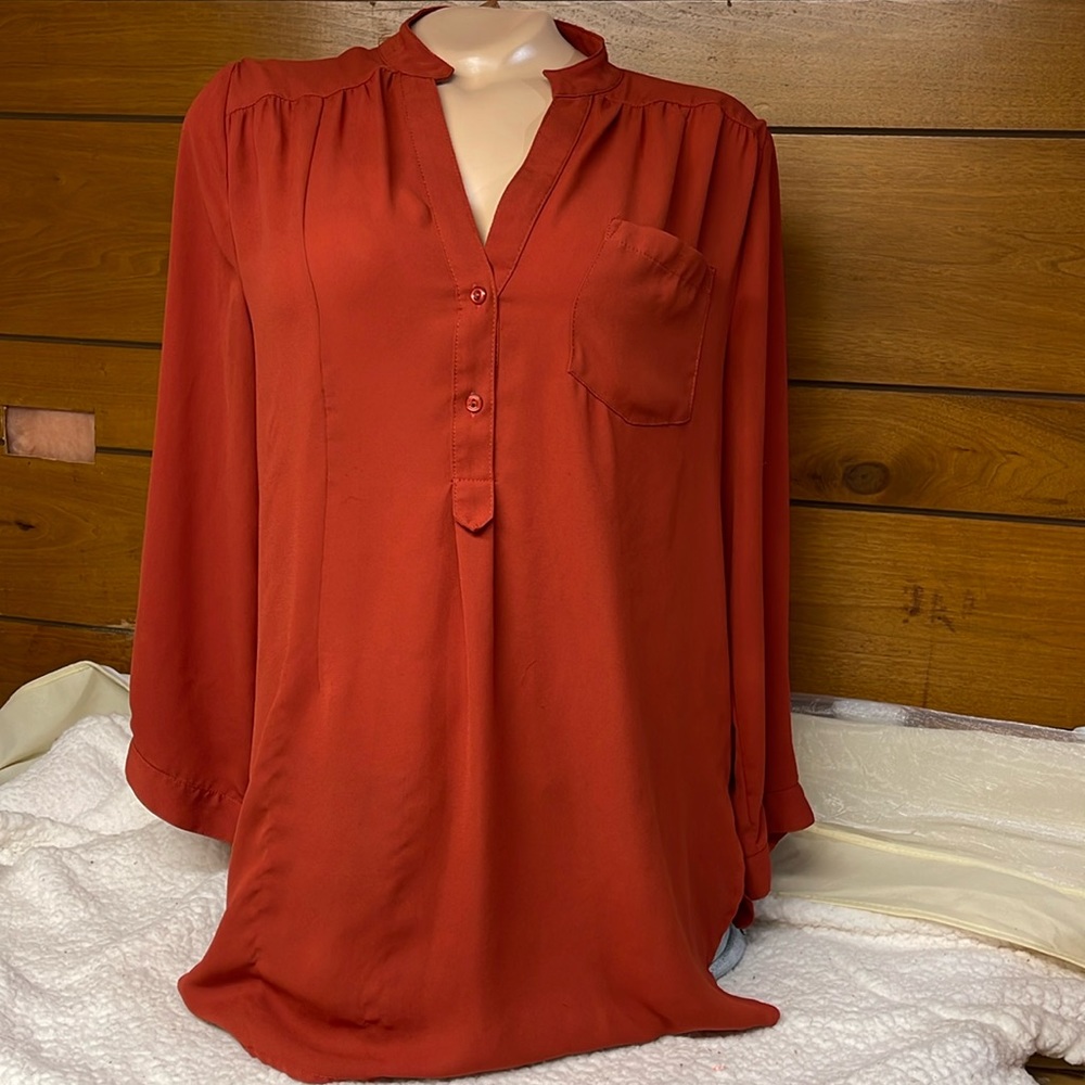 41 Hawthorn  Size Large V neck 2 Button Blouse w/ Adjustable Sleeve- rust